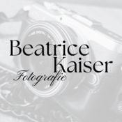 Logo/Portrait: Fotograf Beatrice Kaiser Logo/Portrait: Fotograf Beatrice Kaiser